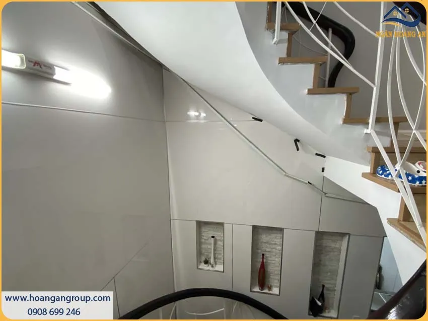 Cầu Thang Được Ốp Tường Bằng Tấm Nhựa PVC Trắng Trơn Đẹp Và Thu Hút